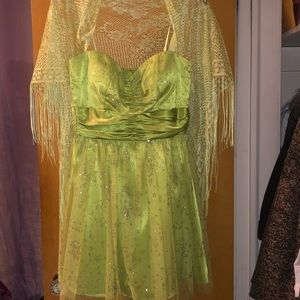 Nice green strapless short prom dress.